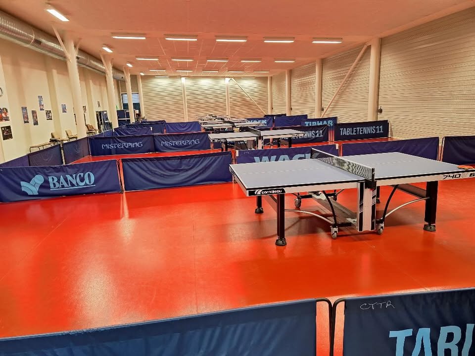 Salle du CTTR : tables Cornilleau et séparations bleues au gymnase de Rivesaltes